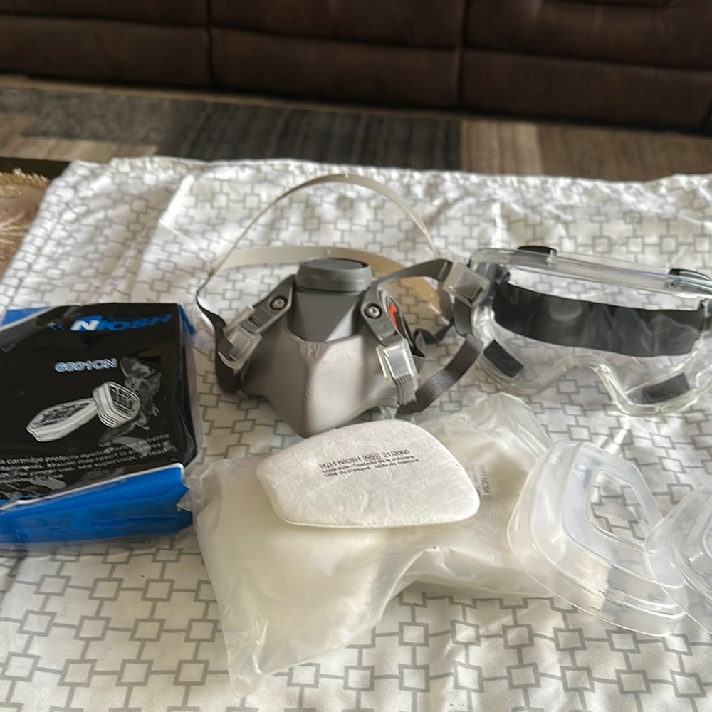 Respirator and Safety Goggles Set - Gray